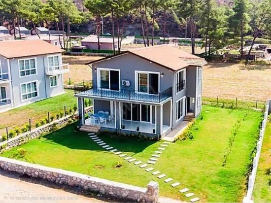Komplett freistehend 4+1 möbliert Mietanzeige – 400 m² privater Garten, 30 m² Terrasse – Hisarönü Viertel