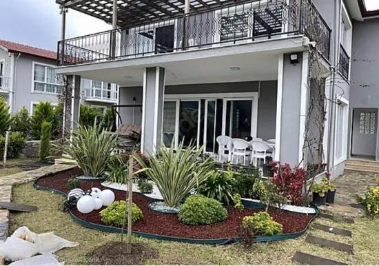 Komplett freistehend 4+1 möbliert Mietanzeige – 400 m² privater Garten, 30 m² Terrasse – Hisarönü Viertel