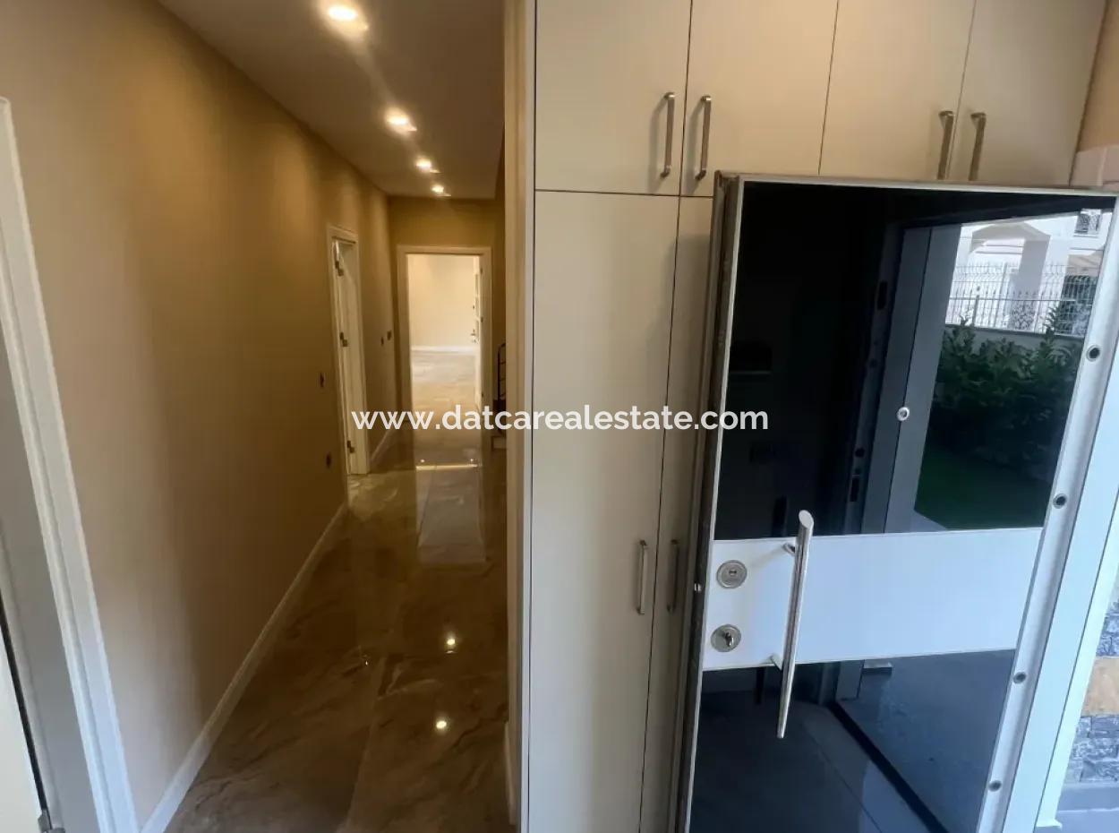 Ultra-Luxusvilla Zum Verkauf Im Viertel Icmeler Im Stadtteil Marmaris, 4 Zimmer, 4 Bäder, 240M2 Mit Swimmingpool, Auf Einem Komplett Freistehenden 450M2 Großen Grundstück Mit Waldblick