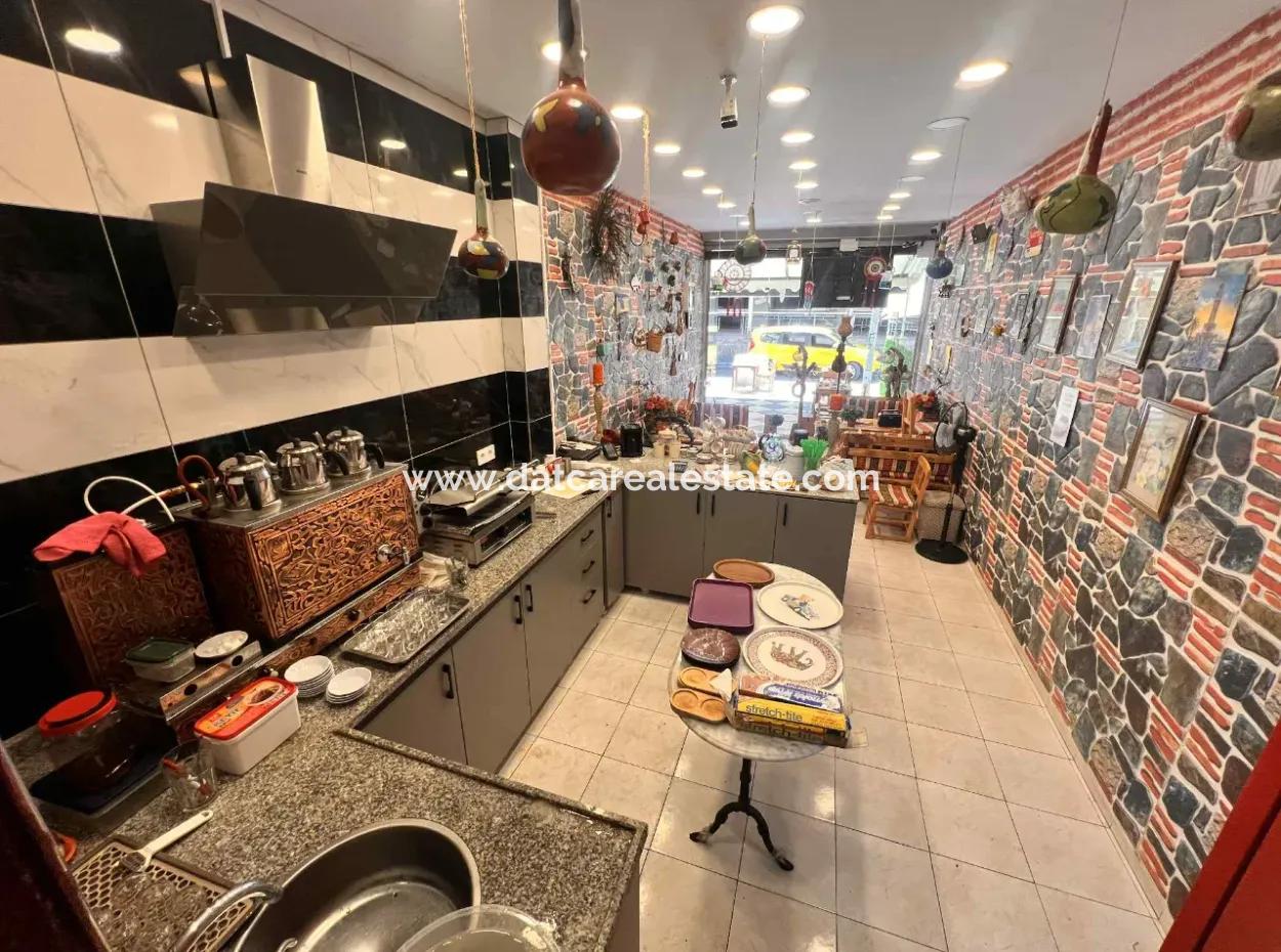 Geschäft Zum Verkauf Im Geschäftigen Zentrum Von Marmaris Mit Bereitwilligen Kunden Mit Seinem Einzigartigen Konzept