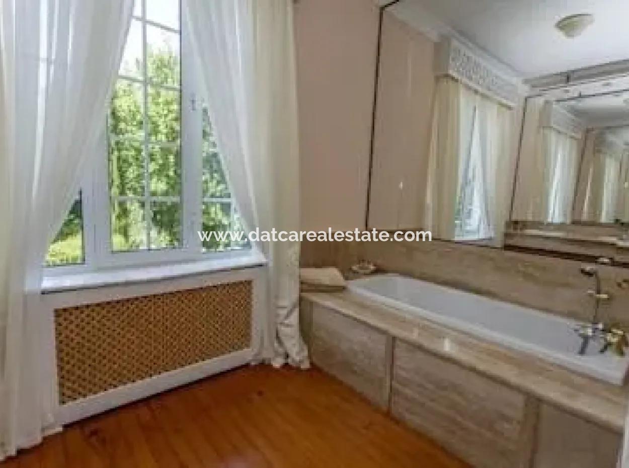 In Einer Entfernung Von 10 Km Vom Zentrum Von Marmaris, Gebaut Mit Französischer Architektur Bauernhaus Ist Zum Verkauf.