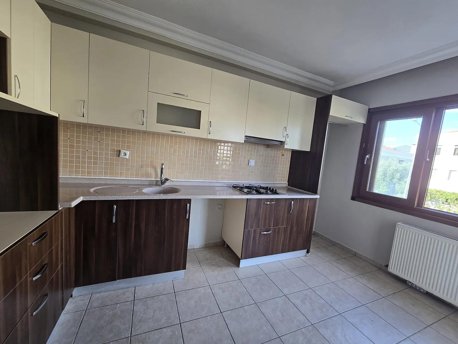 Çıldır Neighbourhood In Genç Building 3+1 Rental Apartment