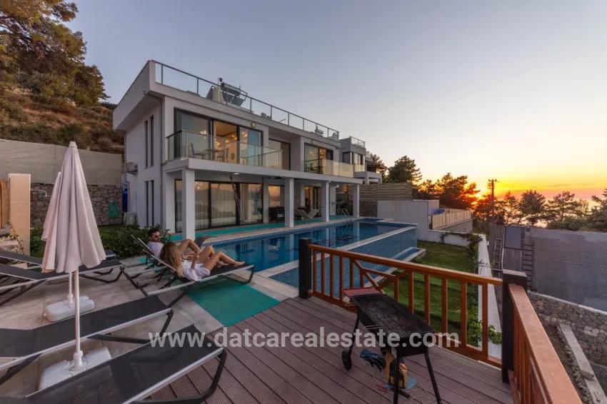 Faralya'da deniz manzaralı muhteşem bir villa