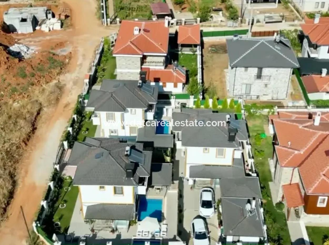 Marmaris Çetibeli,Nde 780M2 Arsa İçerisinde 3 Adet Yüzme Havuzu Ve Çocuk Havuzu Ve Bakıcı Evi Mevcut  Satılık Villa
