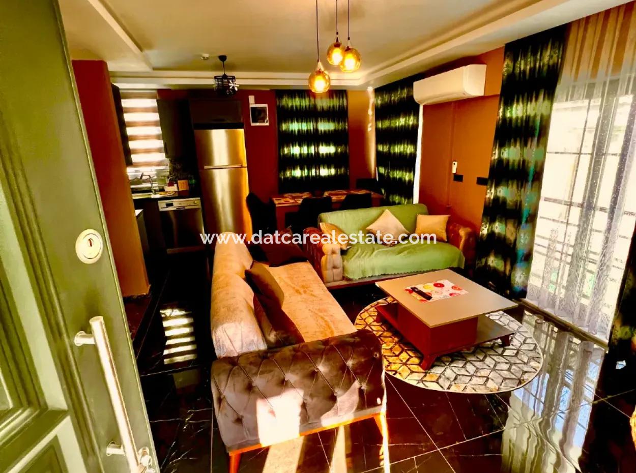 Marmaris Çetibeli,Nde 780M2 Arsa İçerisinde 3 Adet Yüzme Havuzu Ve Çocuk Havuzu Ve Bakıcı Evi Mevcut  Satılık Villa