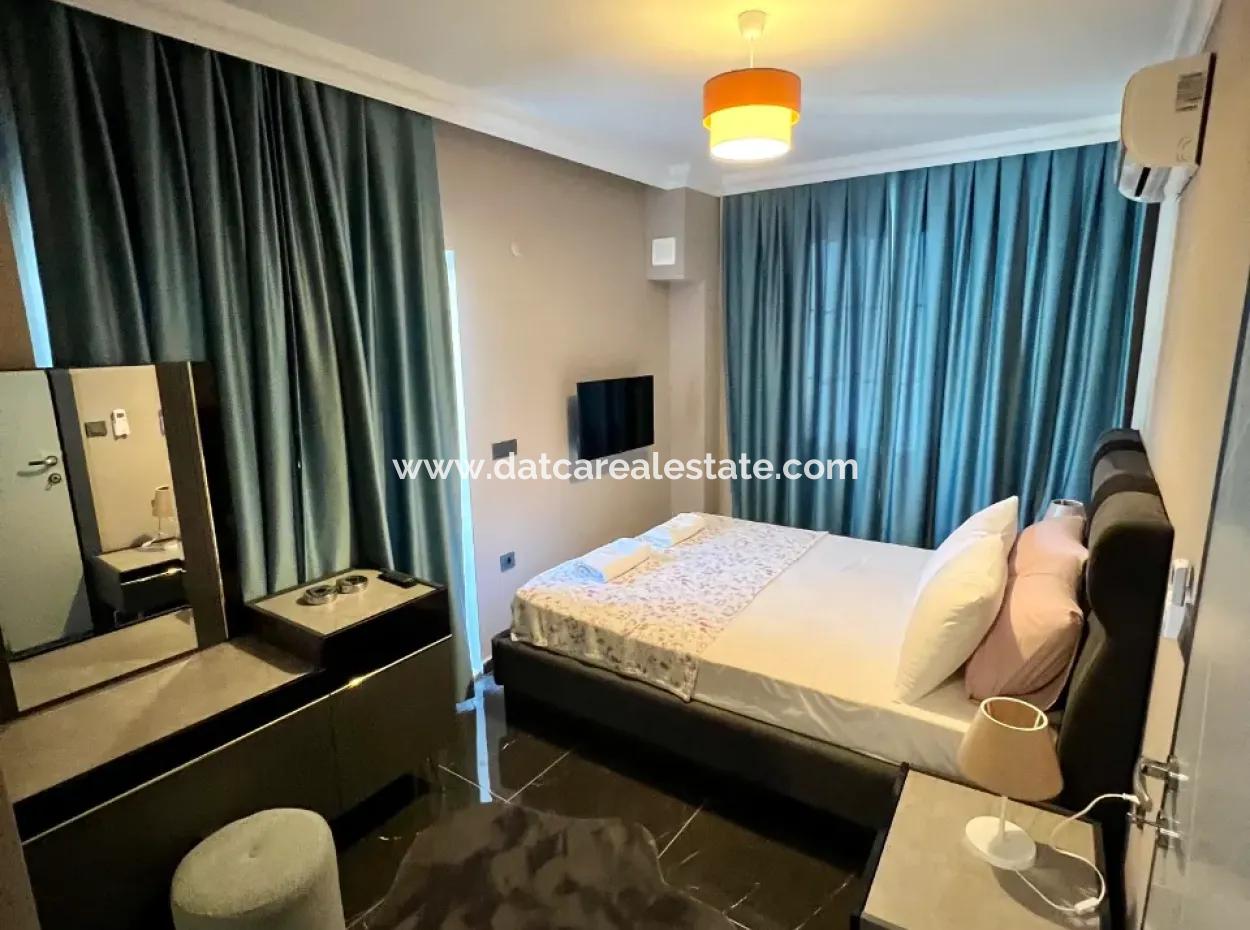 Marmaris Çetibeli,Nde 780M2 Arsa İçerisinde 3 Adet Yüzme Havuzu Ve Çocuk Havuzu Ve Bakıcı Evi Mevcut  Satılık Villa