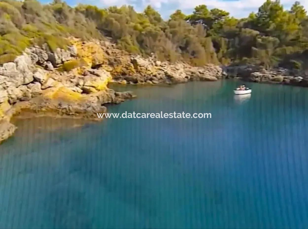 Marmaris İlçesi Gökova Körfezinde  Satılık Ada  365000M2 Arsa Alanına Sahip Olup İçerisinde Kayıtlı Ev Bulunmaktadır.