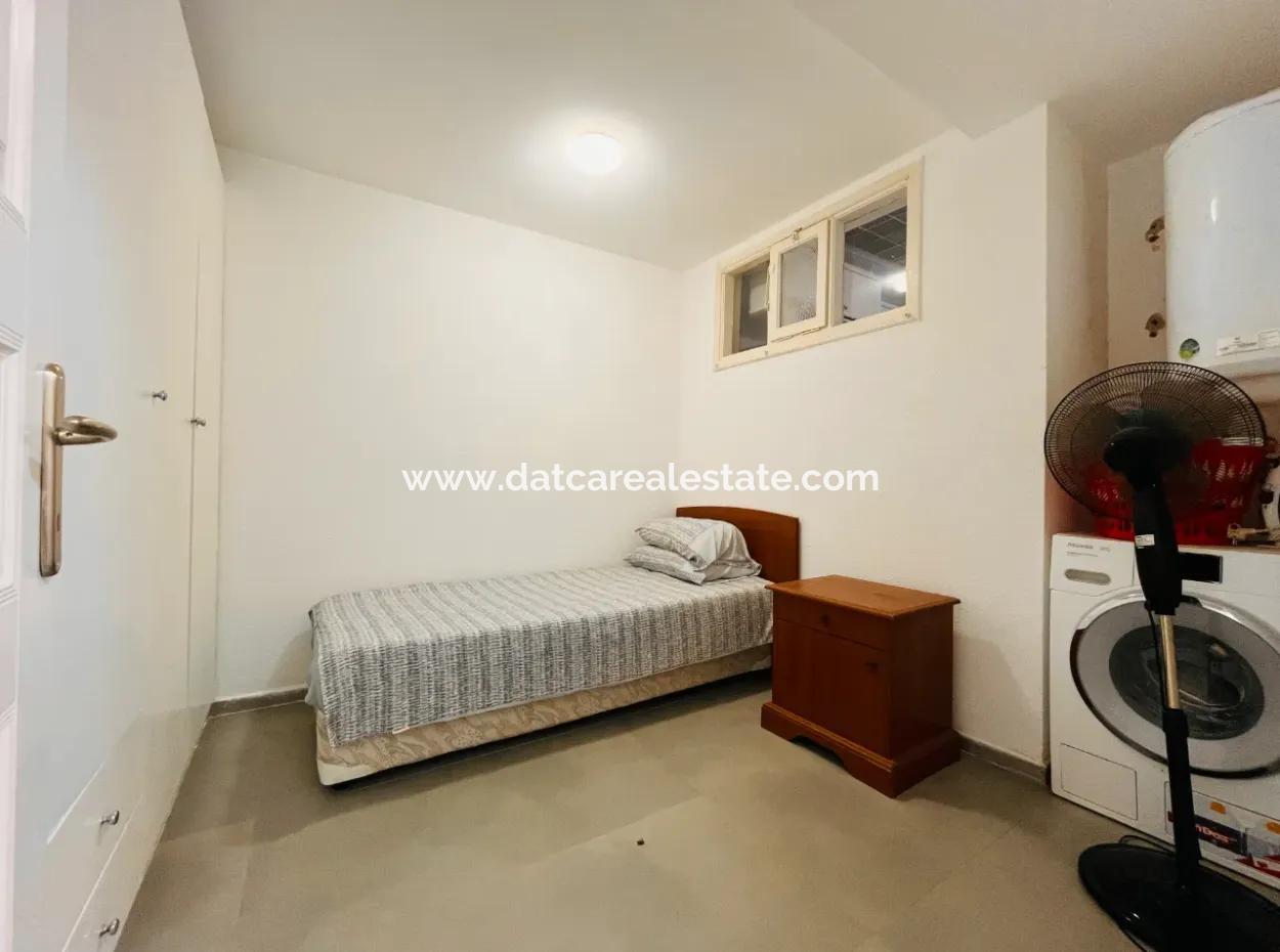 Denize Sadece Bir Kaç Adım Uzaktasınız.denize Sıfır Daire