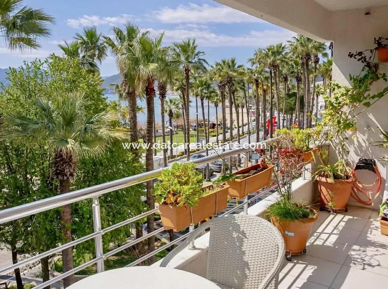 Marmaris Merkezde Denize Sıfır Muhteşem Bir Lokasyonda 2 Oda 1 Salon 106M2 Satılık Yalı Dairesi