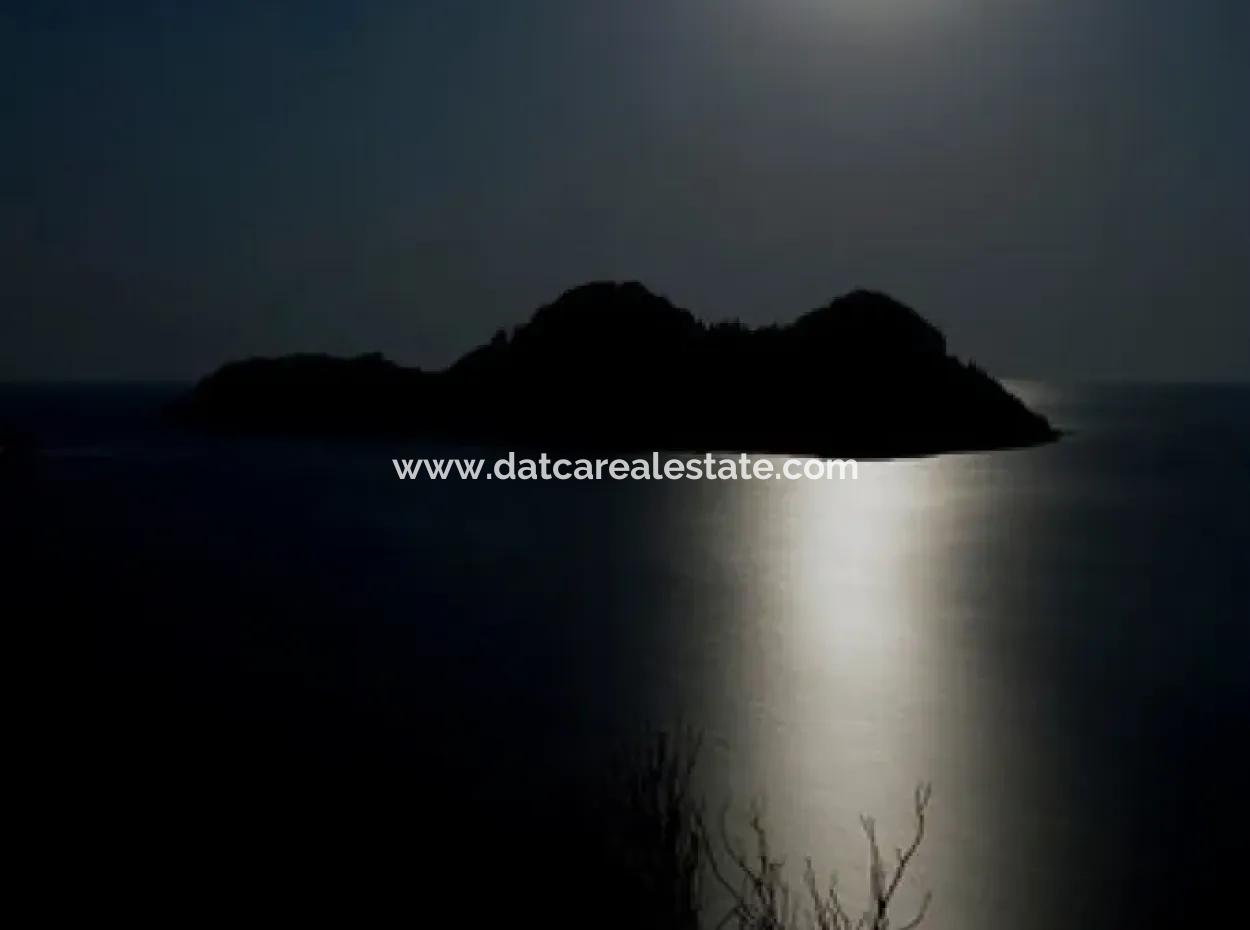 Denize Sıfır Satılık Butik Otel Yacht Club 12000 M2 Arsa Üzerine Kurulu