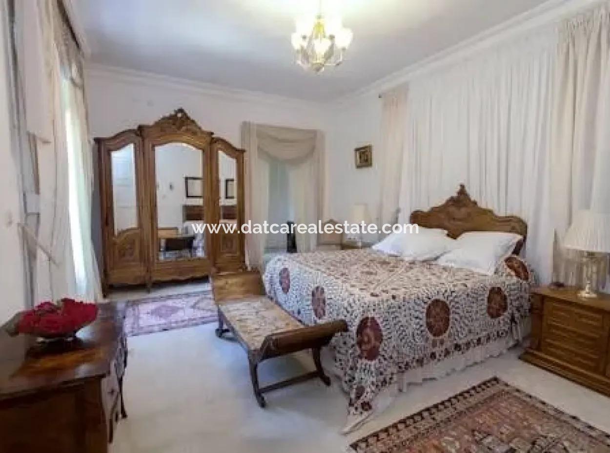 Marmaris Merkezinden 10 Km Uzaklıkta Fransız Mimarisi İle İnşaa Edilmiş Çiftlik Evi Satılıktır.