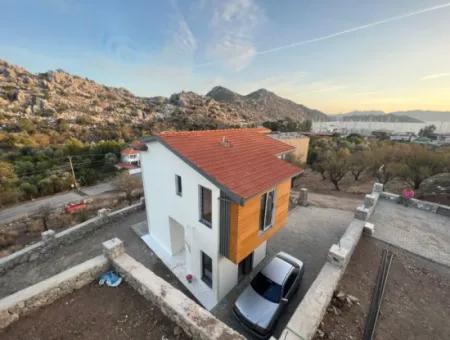 Marmaris Bozburun Mahallesinde Deniz Manzaralı Tam Müstakil Bahçeli Otoparklı Satılık Villa
