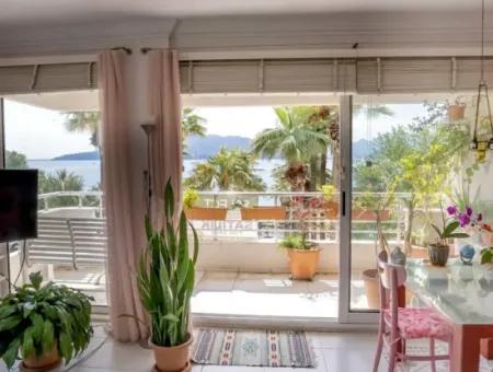 Marmaris Merkezde Denize Sıfır Muhteşem Bir Lokasyonda 2 Oda 1 Salon 106M2 Satılık Yalı Dairesi