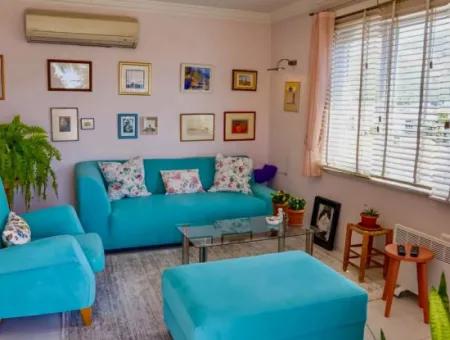 Marmaris Merkezde Denize Sıfır Muhteşem Bir Lokasyonda 2 Oda 1 Salon 106M2 Satılık Yalı Dairesi