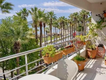 Marmaris Merkezde Denize Sıfır Muhteşem Bir Lokasyonda 2 Oda 1 Salon 106M2 Satılık Yalı Dairesi