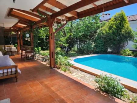 Armutalan Mahallesi Satılık 4+1 Tam Müstakil Havuzlu Villa